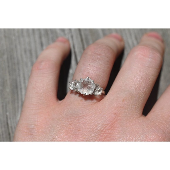 Round Engagement ring, raw diamond ring, natural stone ring, alternative - Picture 4 of 5